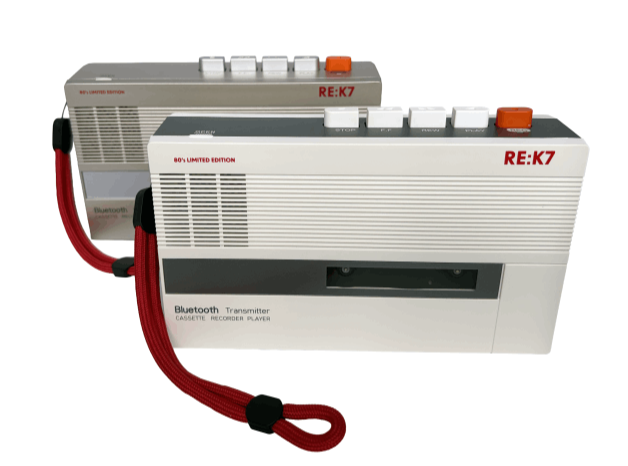 Lecteurs cassettes audio Bluetooth vintage RE:K7 couleur blanc avec lanière rouge