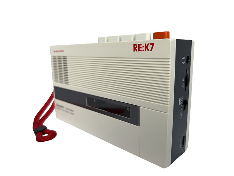 Lecteur cassette Bluetooth vintage RE:K7 blanc avec lanière rouge